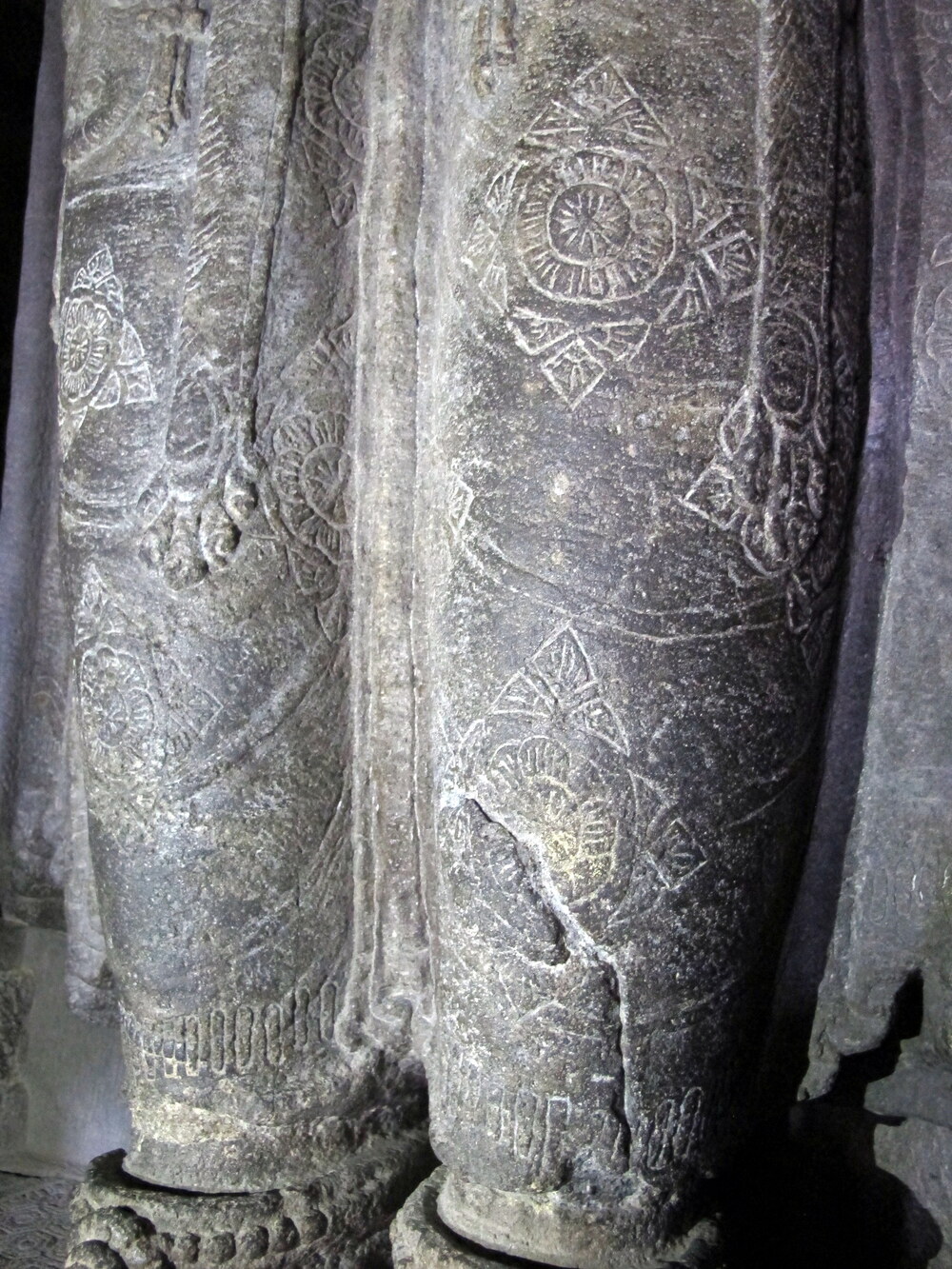 32. Siva detail of the lower legs